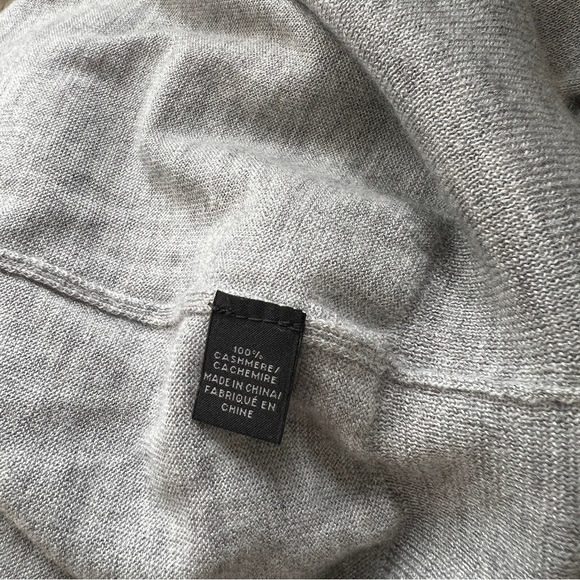 Saks Fifth Ave 100% Cashmere Sweater Lightweight Turtleneck Quiet Luxury Sz M - Picture 8 of 8